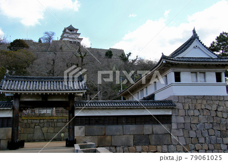 香川県丸亀市の史跡丸亀城の天守閣を大手門越しに望む 79061025