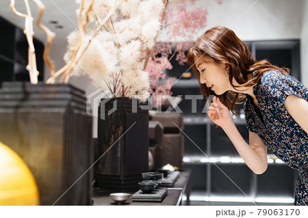 高級店でショッピングする若い女性 高級店でショッピングする若い女性 79063170