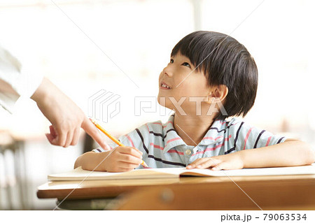 先生の顔を見る幼い男の子 先生の顔を見る幼い男の子 79063534