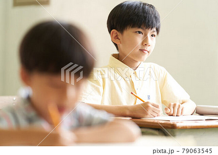 教室で勉強をする小学生 79063545