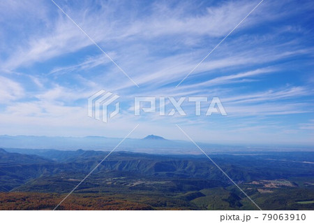 青森県　八甲田ロープウェーから紅葉と岩木山を望む 79063910