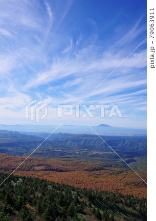 青森県　八甲田ロープウェーから紅葉と岩木山を望む 79063911
