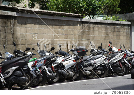駐車 パーキング オートバイ 79065880