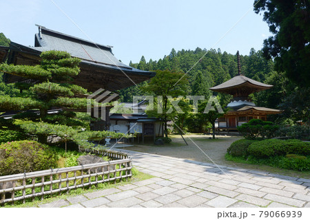 高野山金剛三昧院　表門と多宝塔　和歌山県高野町 79066939