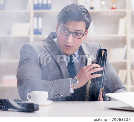 Businessman during fire alarm in office 79068137