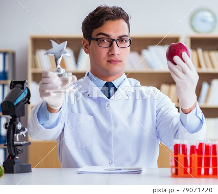 Doctor scientist receiving prize for his research discovery 79071220