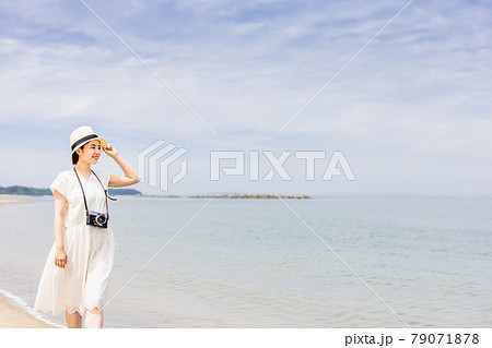 女子旅でカメラを持って海を観光する若い女性 女子旅でカメラを持って海を観光する若い女性 79071878
