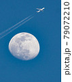 青空に月と飛行機 79072210