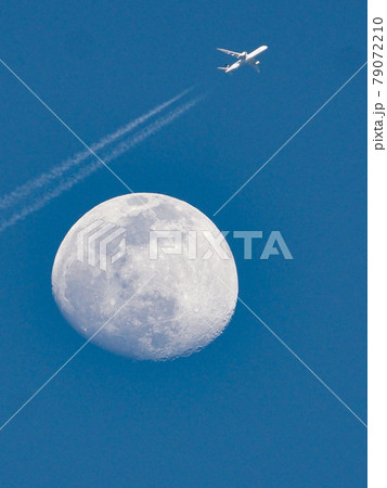 青空に月と飛行機 79072210