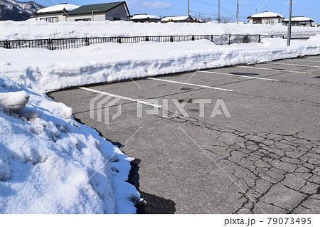除雪した雪国の駐車場 除雪した雪国の駐車場 79073495