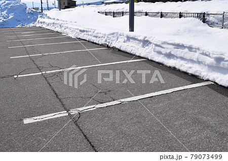 除雪した雪国の駐車場 除雪した雪国の駐車場 79073499