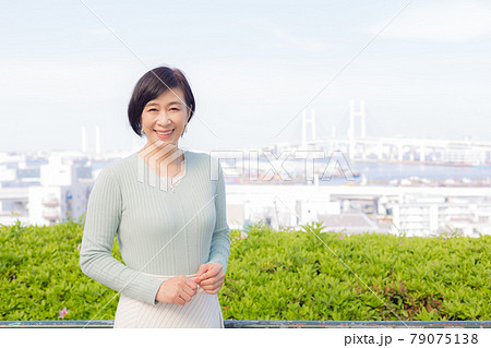 横浜を楽しむ ミドルシニア女性  ライフタイル 79075138