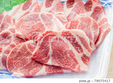 食品トレーに入った豚肩ロース肉 79075417