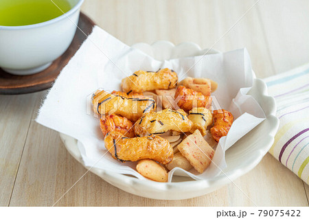 おつまみのおかきと緑茶 79075422