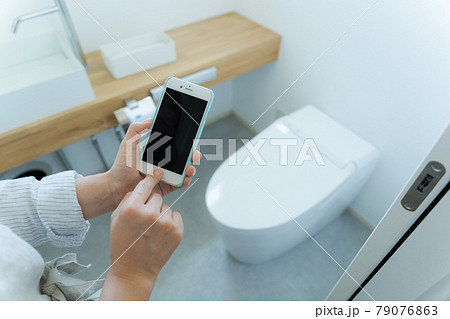 トイレとスマートフォン 79076863