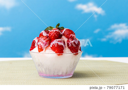 かき氷　Shaved ice that Asian fruit 79077171