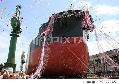 造船所での進水式で、船台を滑り降りる新造船（船首側から） 79077365
