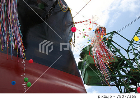 造船所での進水式、船首で弾けるくす玉 79077368