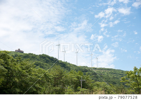 大川原高原の風力発電設備と天文台 79077528