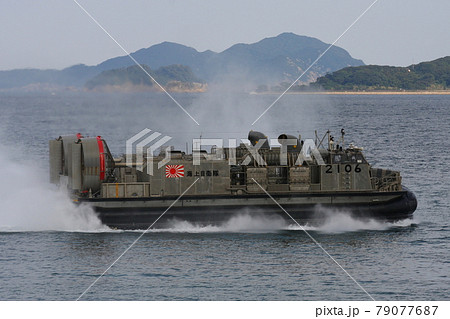 津波防災訓練で海上を航走する、海上自衛隊のLCAC 79077687