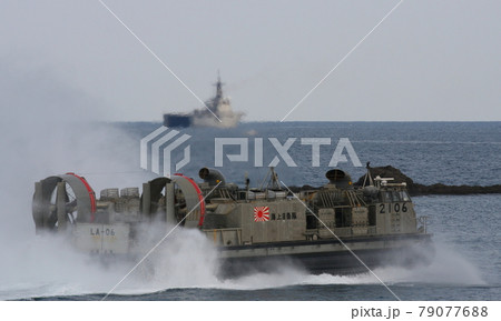 津波防災訓練で、輸送艦へ向け発進する海上自衛隊のLCAC 79077688
