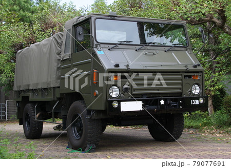 陸上自衛隊の73式中型トラック（駐車中）の写真素材 [79077691] - PIXTA