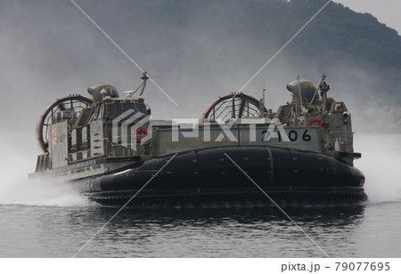 海上を微速接近して来る、海上自衛隊のLCAC 海上を微速接近して来る、海上自衛隊のLCAC 79077695