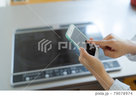 スマートフォンとIHコンロ スマートフォンとIHコンロ 79078974