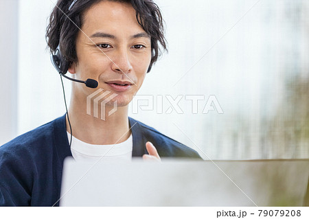 オンライン・コミュニケーションに参加する男性 オンライン・コミュニケーションに参加する男性 79079208