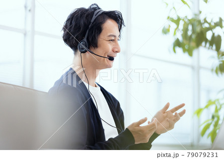 オンライン・コミュニケーションに参加する男性 オンライン・コミュニケーションに参加する男性 79079231