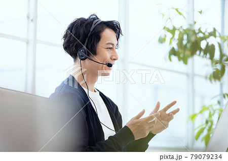 オンライン・コミュニケーションに参加する男性 79079234