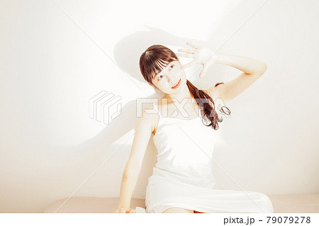 朝日で目覚める若い女性 朝日で目覚める若い女性 79079278