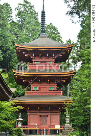 姨綺耶山 長命寺　三重塔（重要文化財）【滋賀県近江八幡市長命寺町】　 79079441
