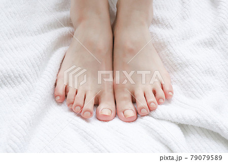 女性の両足 女性の両足 79079589
