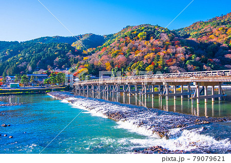 嵐山の紅葉と渡月橋 嵐山の紅葉と渡月橋 79079621