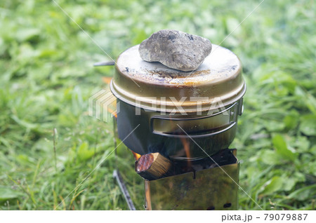 クッカーでご飯を炊く クッカーでご飯を炊く 79079887