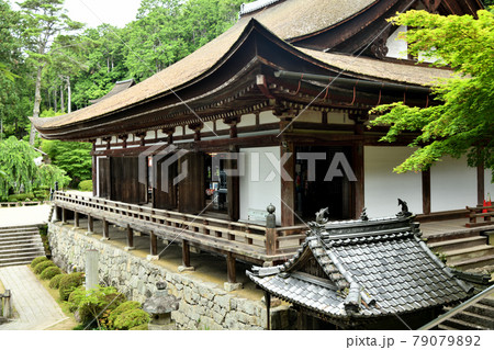 姨綺耶山 長命寺(三重塔付近から本堂を望む) 【滋賀県近江八幡市長命寺町】 姨綺耶山 長命寺(三重塔付近から本堂を望む) 【滋賀県近江八幡市長命寺町】 79079892