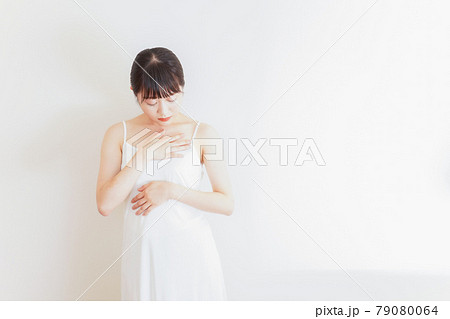 乳がんの自己診断をする若い女性 79080064