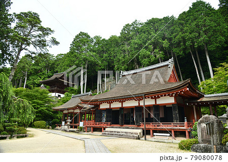 姨綺耶山 長命寺(三仏堂、左は護法権現社拝殿、奥は鐘楼)　【滋賀県近江八幡市長命寺町】　 79080078