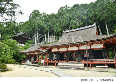 姨綺耶山 長命寺(三仏堂、左は護法権現社拝殿、奥は鐘楼)　【滋賀県近江八幡市長命寺町】　 79080093