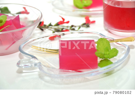 赤紫蘇ジュースの寒天菓子・ガラスの食器にのせた赤色のゼリー 79080102