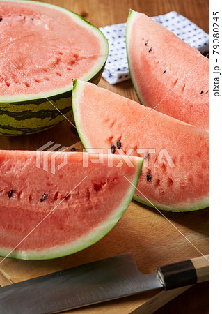 まな板の上の、切り分けたスイカ 79080245