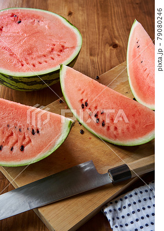まな板の上の、切り分けたスイカ 79080246