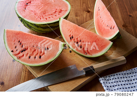 まな板の上の、切り分けたスイカ 79080247