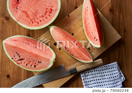 まな板の上の、切り分けたスイカ 79080248