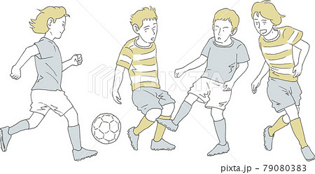 サッカーをする4人の男 79080383