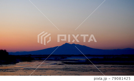 冬のオホーツク海の夜明け 79081425