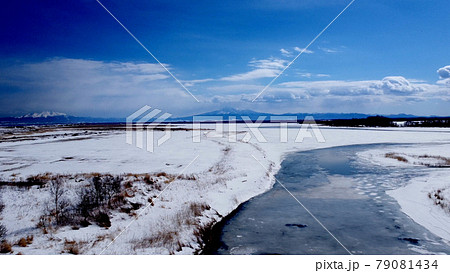 網走の冬の濤沸湖と斜里岳 79081434