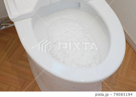 トイレのお掃除　泡洗浄 79083194