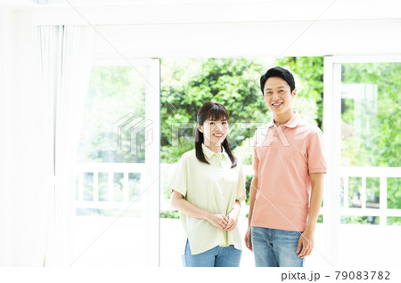 夫婦 ポートレート カメラ目線 笑顔 夫婦 ポートレート カメラ目線 笑顔 79083782